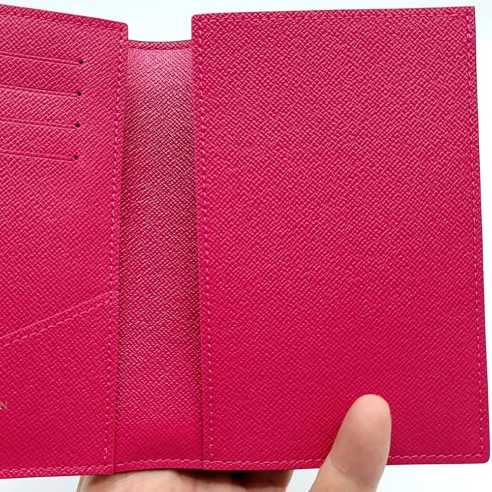 Louis Vuitton Black Monogram Passport Cover Christmas Animation 2021 - Picture 13 of 15